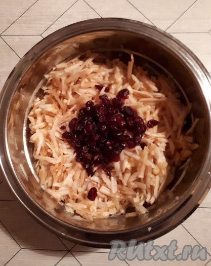 К натёртым яблокам добавить 2 столовые ложки сахара и перемешать. Я ещё добавила вяленую клюкву, но это по желанию.
