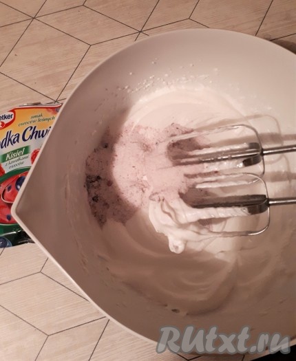 Для приготовления безе взбить охлаждённые белки с щепоткой соли миксером в пену, затем, добавляя в процессе взбивания по несколько ложек оставшегося сахара, взбить безе до стойких пиков. В конце взбивания всыпать пакетик сухого киселя, перемешать. У меня кисель со вкусом лесных ягод. В итоге безе оказалось немного странного сероватого цвета, но на вкусе готового пирога это никак не отразилось.
