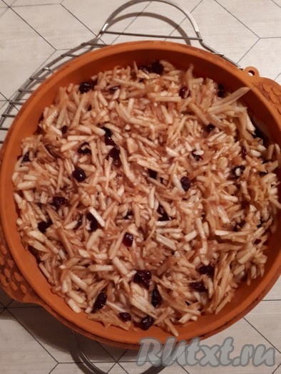 Сверху выложить яблочную начинку.