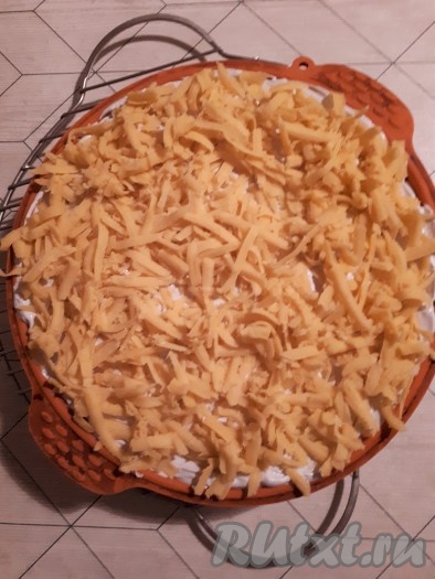 Сверху натереть на тёрке оставшуюся половину теста.
