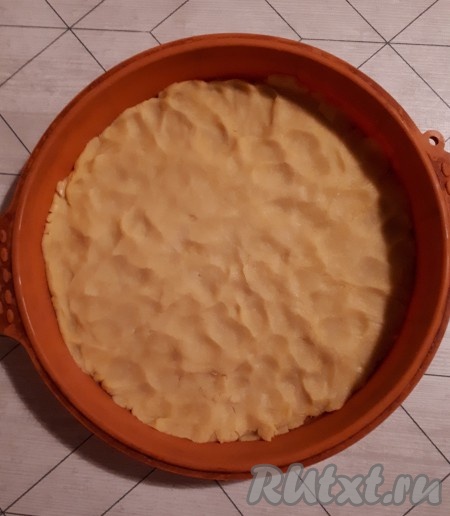 Половину охлаждённого теста раскатать и выложить в форму для выпечки.