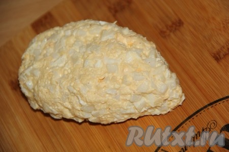 Из салатной массы сформировать заготовку для будущей мышки (как на фото) и выложить на тарелку для подачи.
