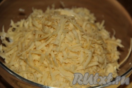 Сыр натереть на тёрке и добавить к кальмарам и желткам.