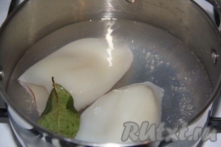 Опустить тушки кальмара в кипящую воду и варить 10 секунд. 