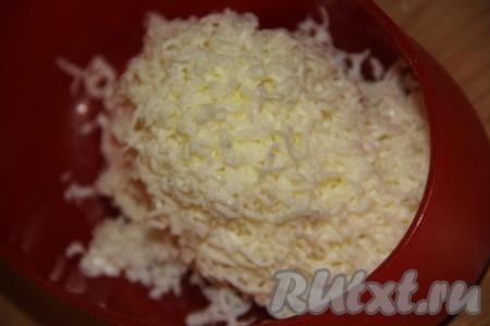 Белки натереть на мелкой тёрке в отдельную тарелку (белки понадобятся в дальнейшем).

