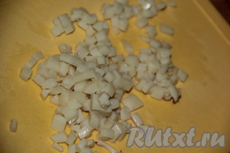 Остывшие тушки кальмара нарезать на мелкие кубики.
