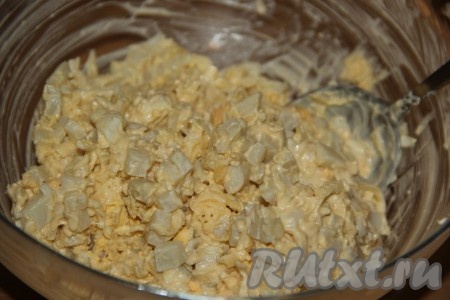 Посолить и тщательно перемешать салат.&nbsp;
