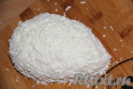 Сверху заготовки аккуратно выложить натёртые белки, слегка вдавливая их в салатную массу.
