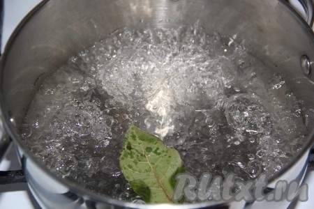 Кальмары разморозить при комнатной температуре и очистить, удалив тёмную плёночку и хорду. Я купила очищенные тушки кальмара. Воду влить в кастрюлю, добавить лавровый лист, отправить на огонь и дать воде закипеть.