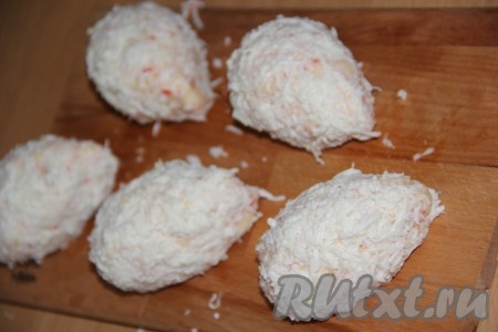 Обвалять заготовки мышек в белках, слегка прижимая белок.
