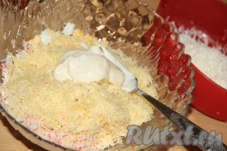 В получившуюся массу добавить соль по вкусу и майонез (много майонеза не добавляйте, масса должна получиться густой, чтобы из неё в дальнейшем можно было бы лепить "мышат").&nbsp;
