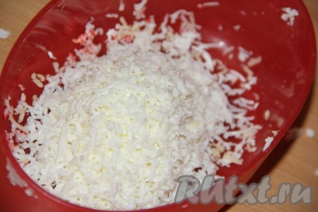Яичные белки натереть на мелкой тёрке.
