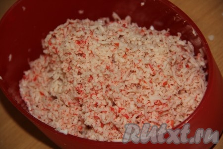 Яйца отварить в течение минут 10 с момента начала кипения воды, остудить, очистить. Крабовые палочки разморозить при комнатной температуре. Натереть палочки на мелкой тёрке.