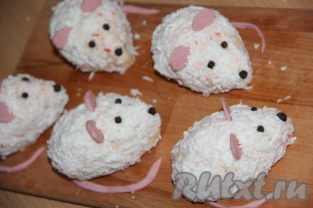 Из варёной колбасы вырезать кружочки для ушей и длинные полосочки для хвостиков. Вставить перец горошком в виде глаз и носика. Вставить ушки и хвостики мышек из колбасы.
