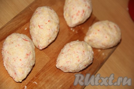 Из получившейся закусочной массы сформировать руками заготовки в виде мышек. Масса хорошо держит форму. Я сформировала 5 "мышат".
