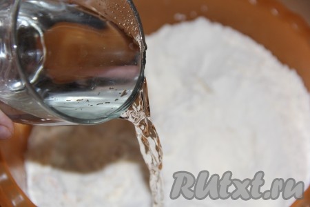 Затем влить холодную воду.
