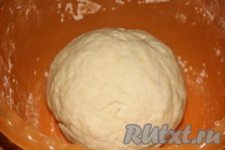 Замесить нежное и не липнущее тесто. Мука у всех разная, если тесто будет липнуть, припылите его мукой. Переложить тесто для пельменей в пакет и оставить при комнатной температуре на 1 час.
