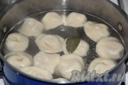 Варить пельмени с момента закипания 3-5 минут, время варки зависит от размеров пельмешек. Если сомневаетесь в готовности, то можно достать один отваренный пельмень, разрезать пополам и проверить начинку и тесто на готовность.
