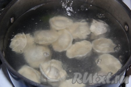 А можно сразу же приготовить пельмешки, для этого нужно воду влить в кастрюлю и довести до кипения, посолить по вкусу, по желанию, добавить лавровый листик. Опустить пельмени с горбушей в кипящую воду.
