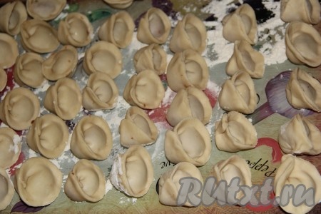 Скрепить края кружка из теста так, чтобы начинка оказалась внутри. Сформировать пельмени с начинкой из горбуши можно любой формы, как вам привычнее. Сформированные пельмени можно выложить на доску и заморозить в морозилке впрок.&nbsp;
