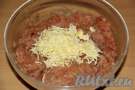 Добавить в получившийся рыбный фарш соль и чёрный молотый перец по вкусу, перемешать. Охлаждённое сливочное масло натереть на мелкой тёрке и добавить в фарш, перемешать. Масло лучше минут за 30 до начала приготовления положить в морозилку, чтобы оно хорошо держало форму и без проблем натиралось на тёрке.
