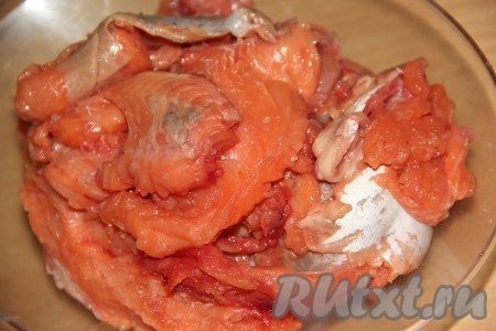 Горбушу разморозить и отделить филе от костей и шкуры.
