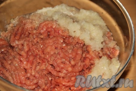 Лук очистить и нарезать на дольки. Пропустить через мясорубку филе горбуши и лук.
