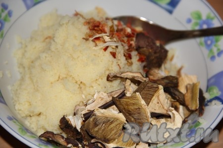 Переложить кускус в тарелку и разрыхлить вилкой. К распаренному кускусу добавить соль и специи по вкусу, сухие грибы (грибы я предварительно промыла водой).
