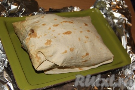 Запекать курицу в лаваше в разогретой духовке 1 час при температуре 250 градусов, затем снять фольгу и запекать ещё минут 15, чтобы лаваш подрумянился.
