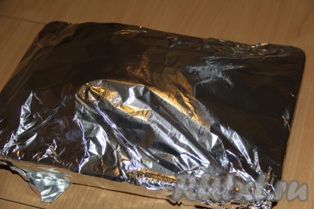 Накрыть форму с курицей в лаваше сверху фольгой и поставить в разогретую духовку.
