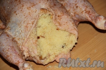 Нафаршировать курицу кускусом с грибами.
