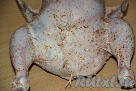 Заколоть зубочистками область шеи и брюшко.&nbsp;
