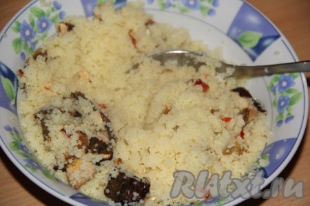 Перемешать кускус с грибами, солью, специями и начинка для фарширования курицы готова.
