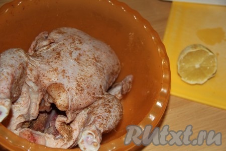 Курицу промыть под водой, обсушить бумажным полотенцем. Курочку можно замариновать любым способом и любыми специями по вашему предпочтению. Я натёрла курицу солью, приправой для курицы, пропущенным через пресс чесноком, полила соком лимона.
