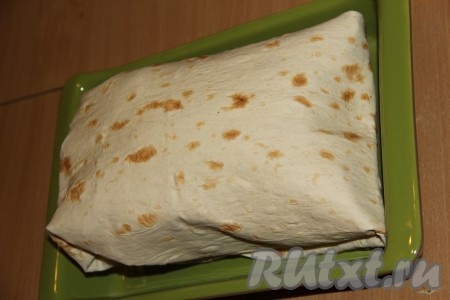 Курицу, хорошо завёрнутую в лаваш, выложить в жаропрочную форму (или на противень).
