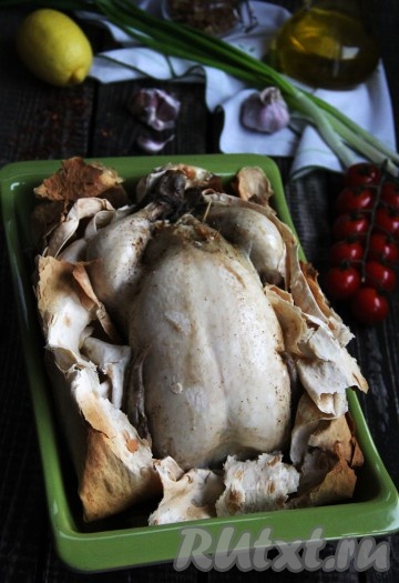 Достать форму из духовки, аккуратно разрезать лаваш и развернуть его по краям. Блюдо готово, нарезать курочку на части и подать к столу. И курица, запечённая целиком, и лаваш получаются необыкновенно вкусными, попробуйте!
