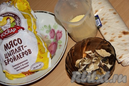 Подготовить продукты. Я использовала лаваш-ролл, он большой и мне хватило 1 штуки, если брать армянский лаваш, то лучше взять 2 штуки.
