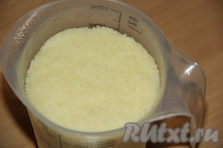 По прошествии 5-10 минут кускус распарится и вода полностью впитается в крупу.
