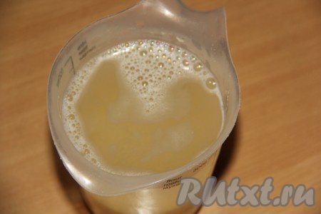 Я решила нафаршировать курицу кускусом с сухими грибами, но начинка необязательна, можно запечь и нефаршированную курочку в лаваше. Для приготовления начинки для курицы нужно кускус залить кипятком и оставить набухать минут на 5-10.
