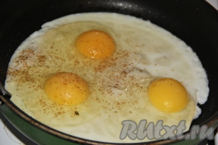 Посолить по вкусу, можно добавить щепотку любой приправы.
