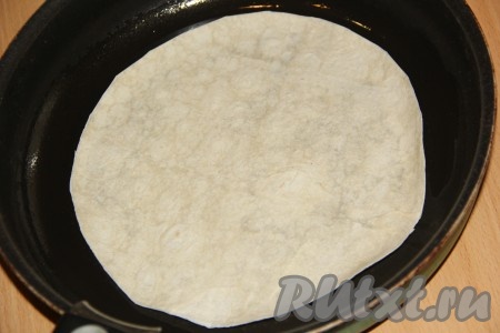 На сухую сковороду выложить кружок лаваша. Я вырезала два круга по диаметру сковороды. Поставить сковороду на медленный огонь.
