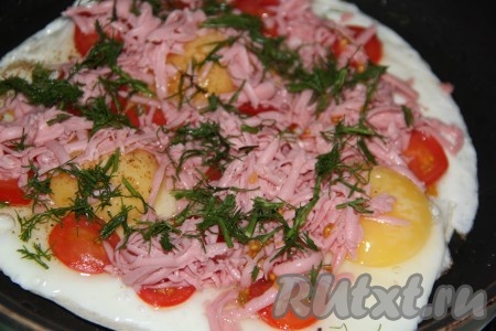 Зелень (у меня укроп) вымыть, хорошо обсушить, мелко нарезать. Присыпать яичницу на лаваше зеленью.
