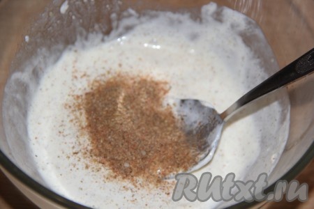 Добавить соль и специи, тщательно перемешать маринад.
