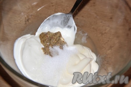 Перепелов вымыть и обсушить. Для приготовления маринада соединить в миске сметану, майонез, горчицу и сок лимона.