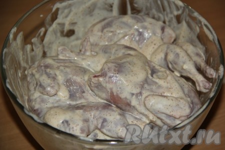 К перепелкам добавить маринад, тщательно обмазать птичек и поставить на ночь в холодильник.
