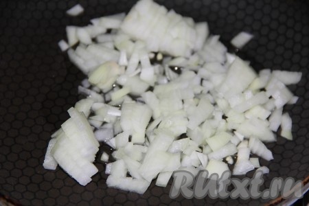 Перепелов, по желанию, можно нафаршировать, для приготовления начинки влить в сковороду масло, добавить мелко нарезанный очищенный лук и обжарить его пару минут на среднем огне, иногда перемешивая.
