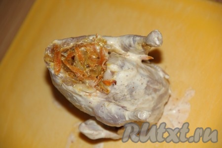 Перепелов достать из маринада и нафаршировать смесью грибов и овощей. При желании, брюшко птичек можно скрепить зубочисткой.
