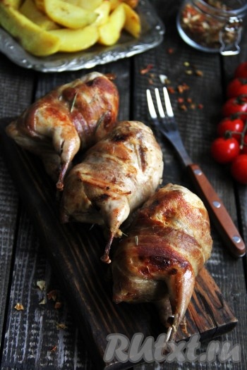 Вот такие вкусные, сочные и очень аппетитные перепела в беконе получились. Картошка пропиталась соком и ароматом птицы и была подана на гарнир.
