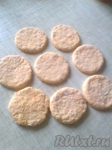 Остатки теста собрать в шар, обмять, снова раскатать и вырезать кружочки. Проделывать так, пока тесто не закончится.