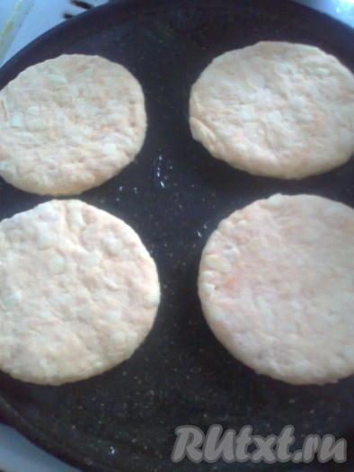 На разогретую антипригарную сковороду влить 1-2 столовых ложки растительного масла и хорошо разогреть. Выкладывать лепёшки на горячую сковороду и жарить их с одной стороны на среднем огне до золотистого цвета.